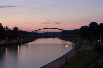 Dorfbrücke über den Dortmund Ems Kanal in der Dämmerung, Fussgängerweg in voller Beleuchtung