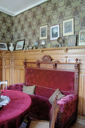 Heimathaus Bevergern rotes Sofa