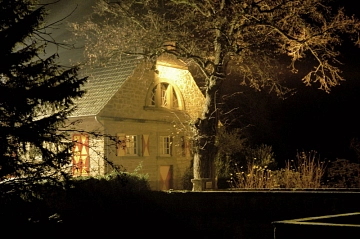 Nebengebäude beleuchtet bei Nacht