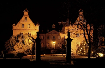 Schloss Surenburg beleuchtet bei Nacht