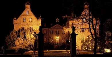 Schloss Surenburg beleuchtet bei Nacht