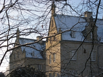 Schloss Surenburg im Schnee