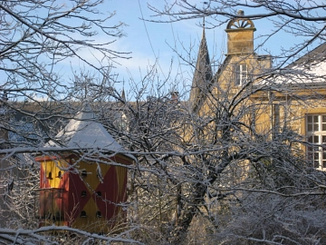 Schloss Surenburg mit Taubenschlag im Schnee