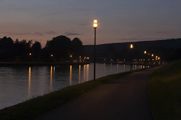 Uferpark bei Nacht