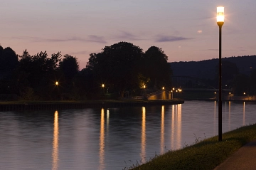 Uferpark bei Nacht