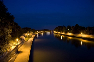 Uferpark bei Nacht von der Dorfbrücke