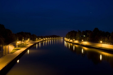 Uferpark bei Nacht von der Dorfbrücke