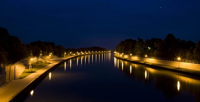 Uferpark bei Nacht von der Dorfbrücke
