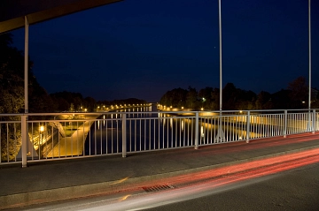 Uferpark bei Nacht von der Dorfbrücke mit Geländer