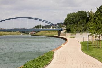 Uferpark bei Tag