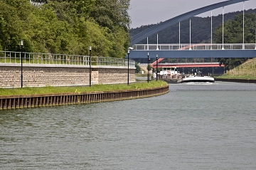 Uferpark bei Tag mit Schiff