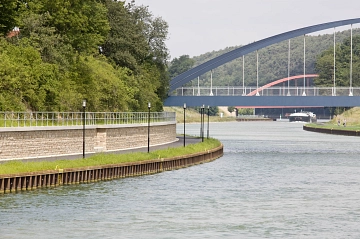 Uferpark bei Tag mit Schiff