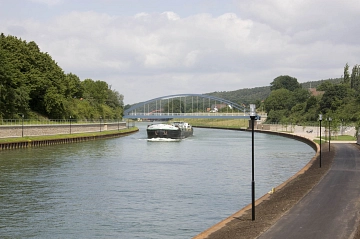 Uferpark bei Tag mit Schiff