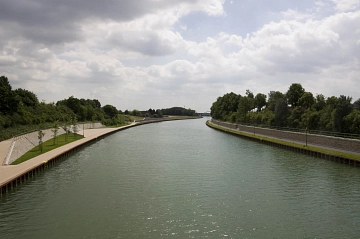 Uferpark bei Tag von der Dorfbrücke