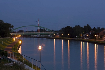 Wohnmobilhafen im Hintergrund des Uferparks